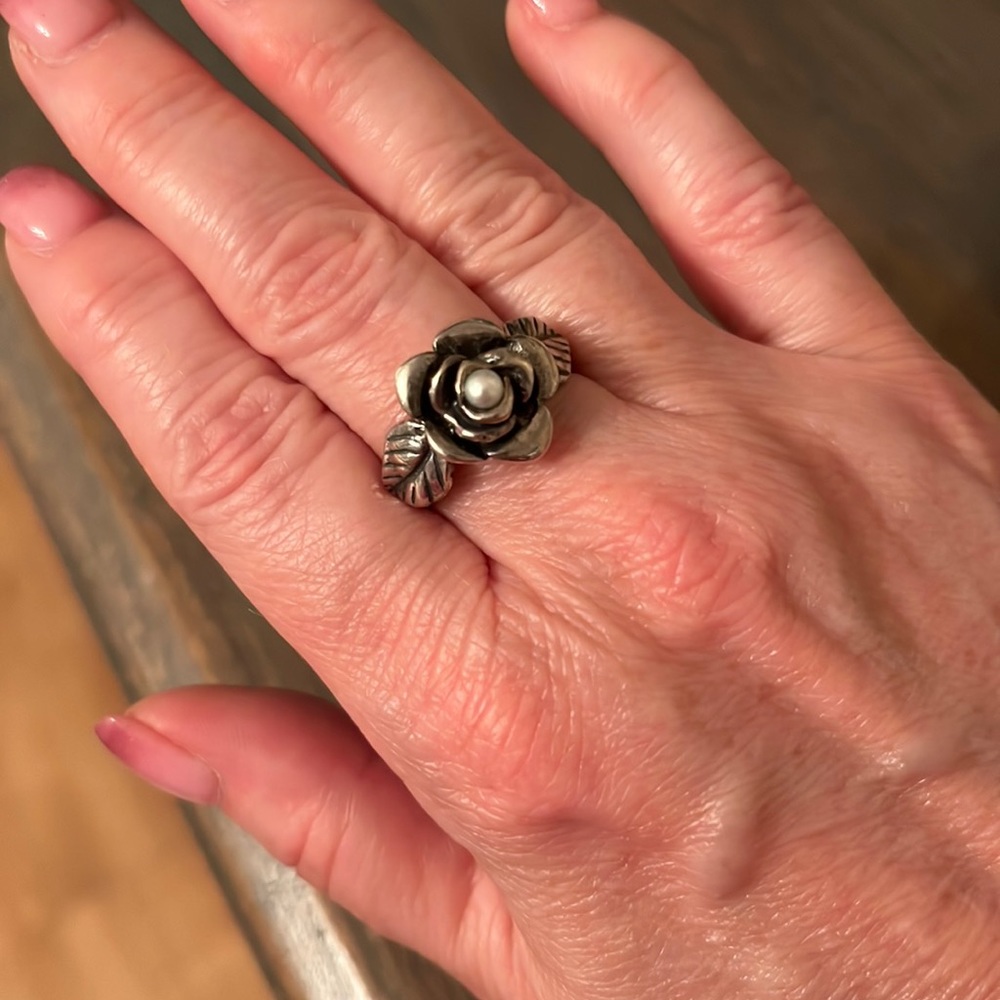 Lovely organic looking pearl ring
